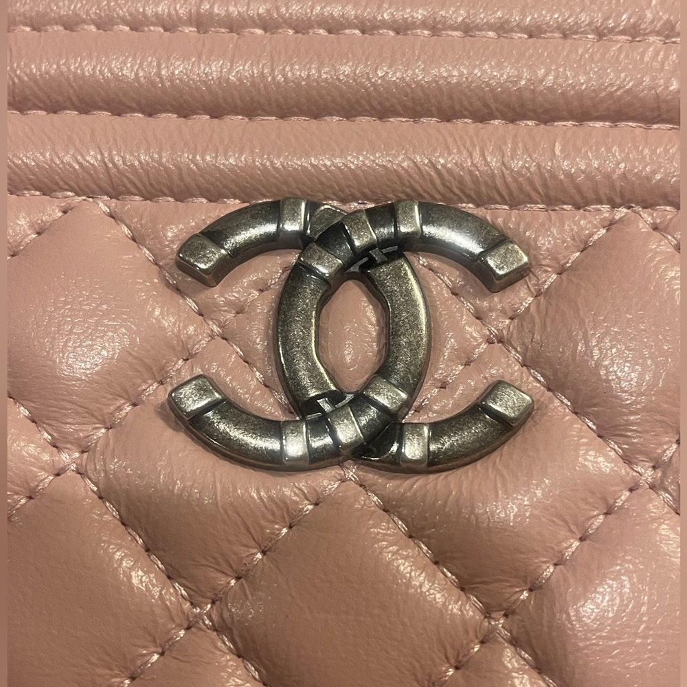 “FASHION” Pink Quilted Wristlet - Picture 2 of 6